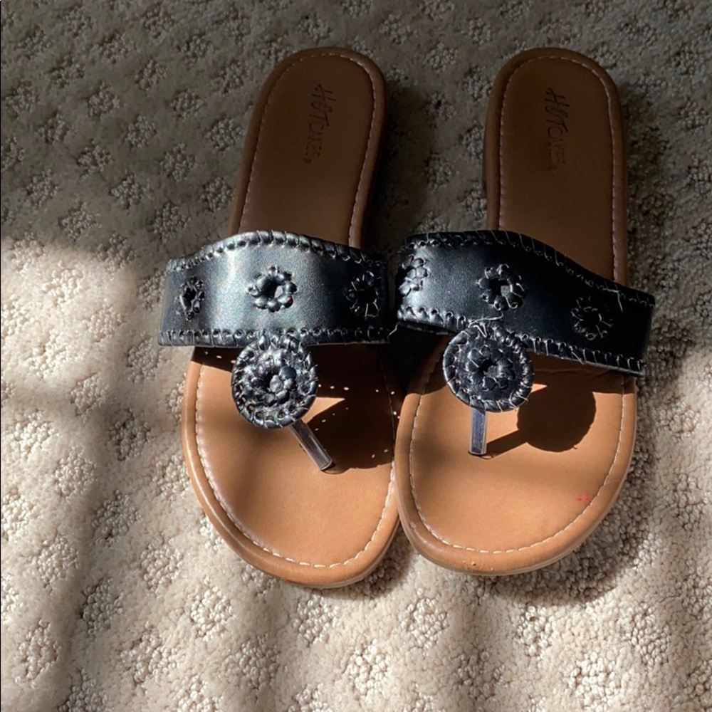 black sandals/flip flop